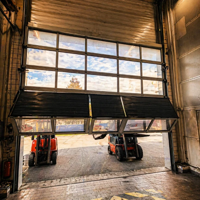 Servicetechniker arbeitet an einem Brandschutzsystem in einer Industriehalle